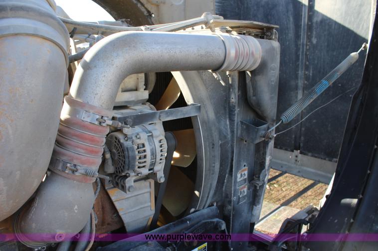 image for item L2396 2005 Peterbilt 379 semi truck