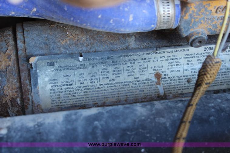 image for item L2396 2005 Peterbilt 379 semi truck