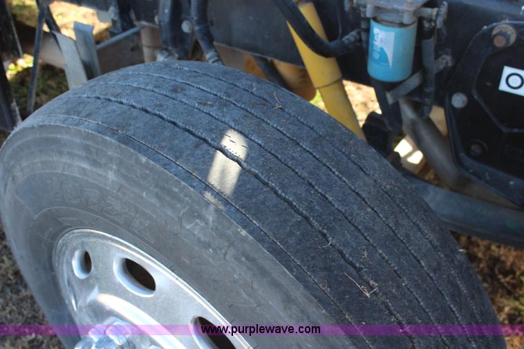 image for item L2396 2005 Peterbilt 379 semi truck