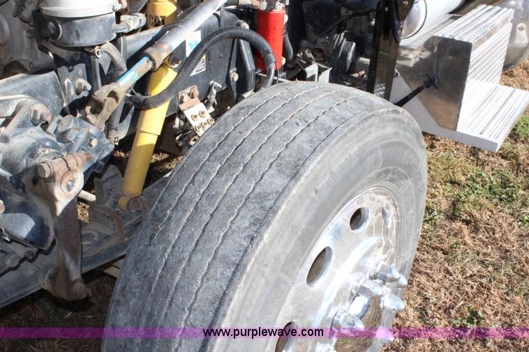 image for item L2396 2005 Peterbilt 379 semi truck