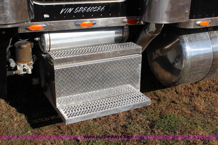image for item L2396 2005 Peterbilt 379 semi truck