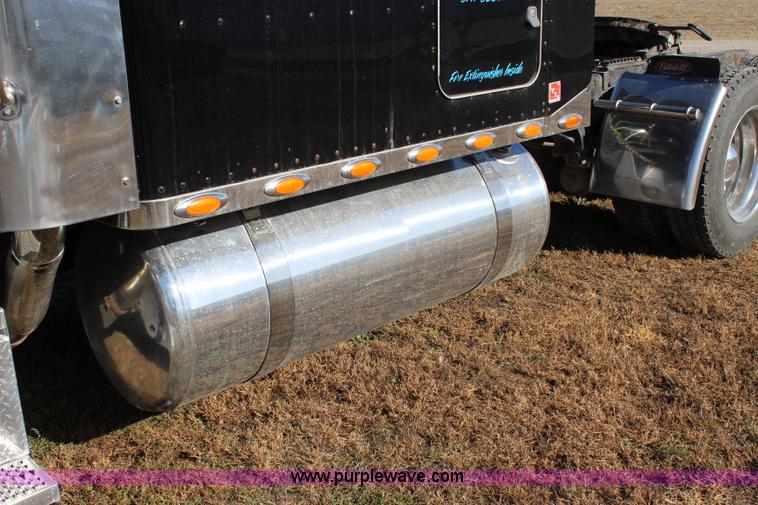 image for item L2396 2005 Peterbilt 379 semi truck