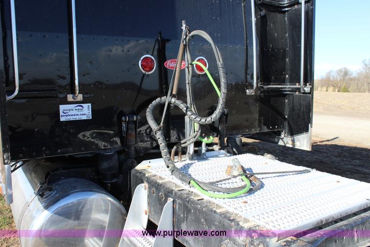 image for item L2396 2005 Peterbilt 379 semi truck