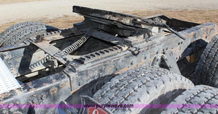 image for item L2396 2005 Peterbilt 379 semi truck