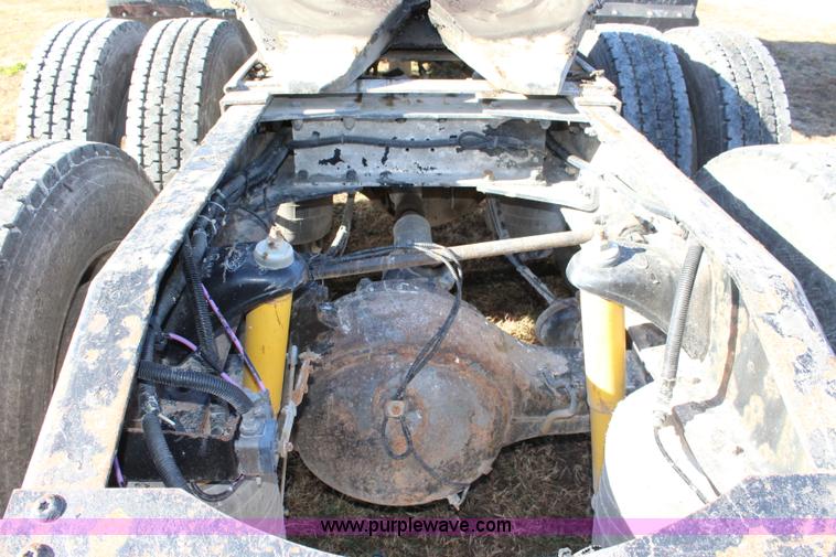 image for item L2396 2005 Peterbilt 379 semi truck