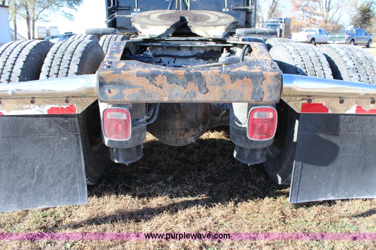 image for item L2396 2005 Peterbilt 379 semi truck