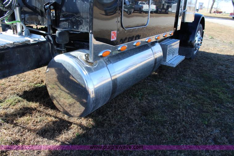 image for item L2396 2005 Peterbilt 379 semi truck