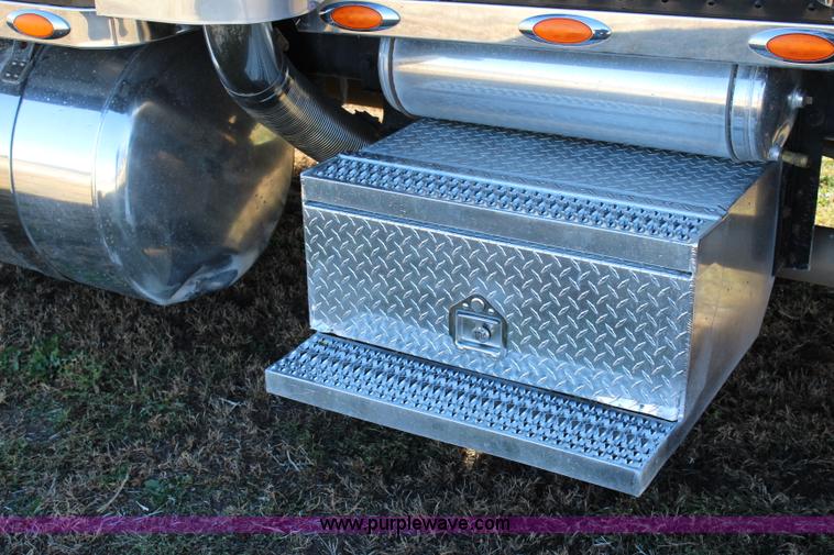 image for item L2396 2005 Peterbilt 379 semi truck