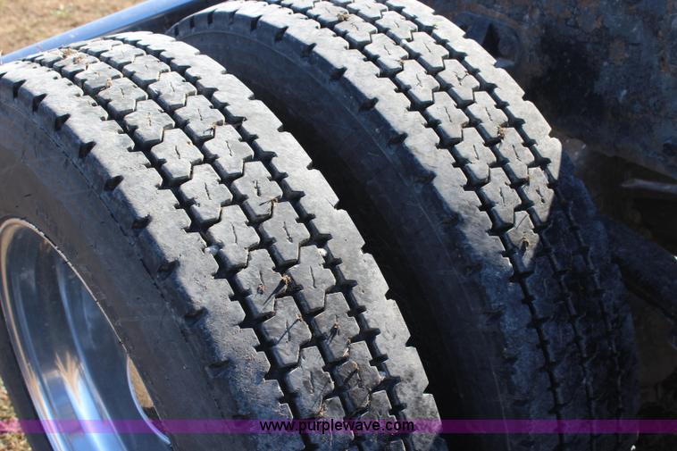 image for item L2396 2005 Peterbilt 379 semi truck