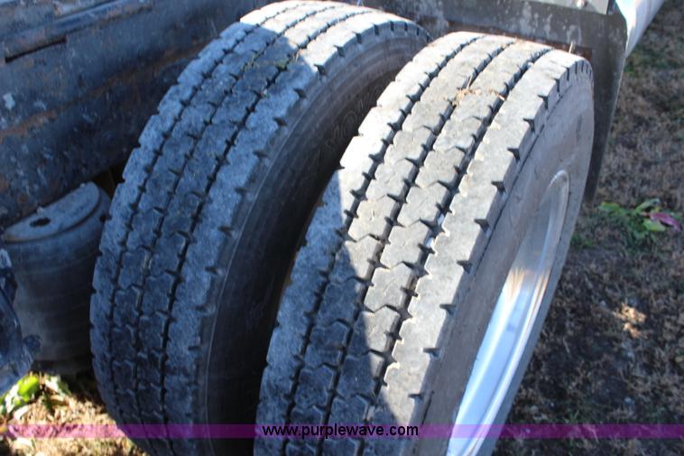 image for item L2396 2005 Peterbilt 379 semi truck