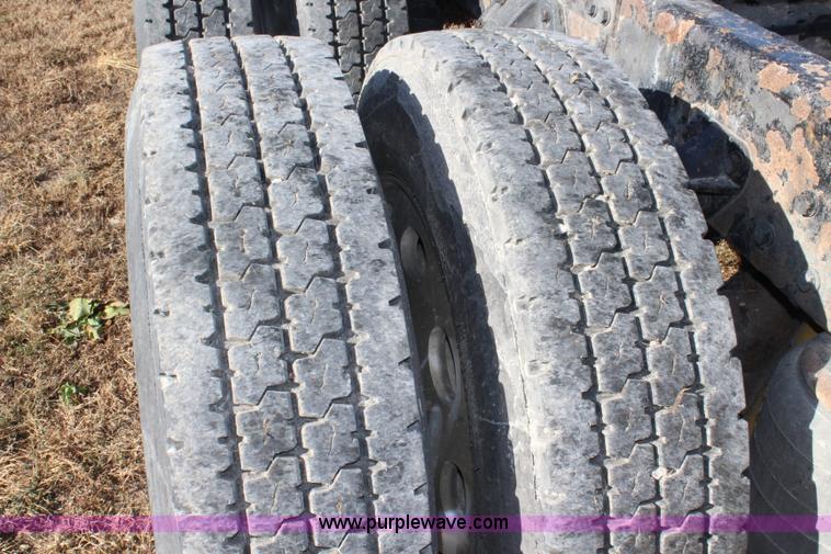 image for item L2396 2005 Peterbilt 379 semi truck