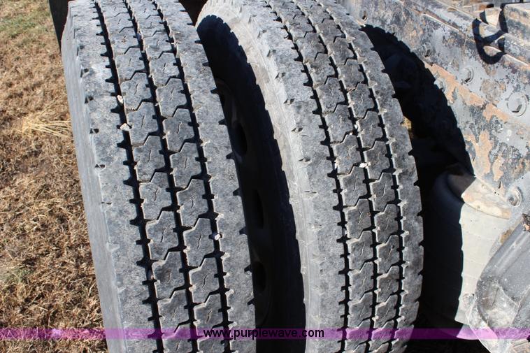 image for item L2396 2005 Peterbilt 379 semi truck