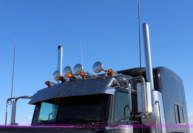 image for item L2396 2005 Peterbilt 379 semi truck