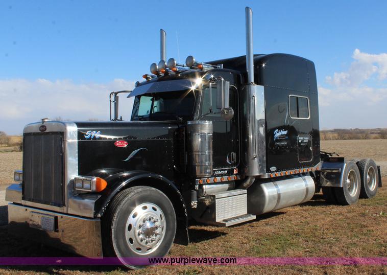image for item L2397 2005 Peterbilt 379 semi truck
