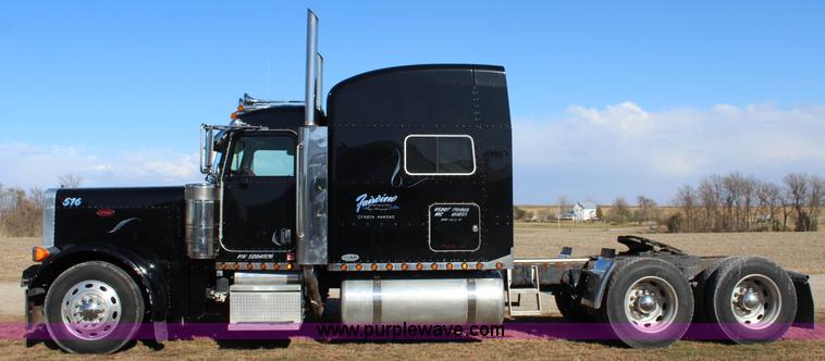 image for item L2397 2005 Peterbilt 379 semi truck
