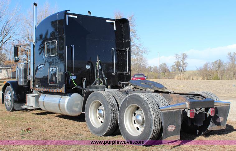 image for item L2397 2005 Peterbilt 379 semi truck