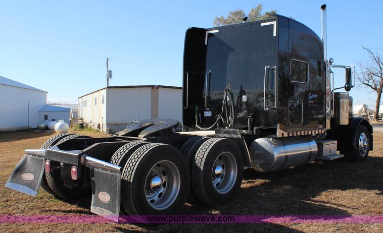 image for item L2397 2005 Peterbilt 379 semi truck