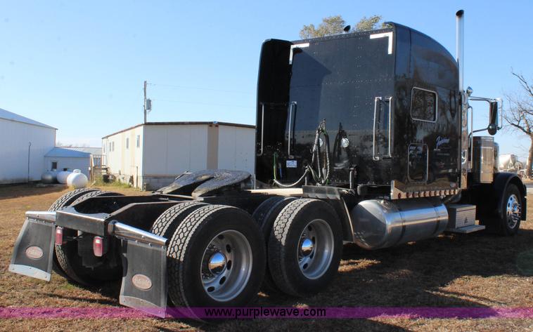 image for item L2397 2005 Peterbilt 379 semi truck