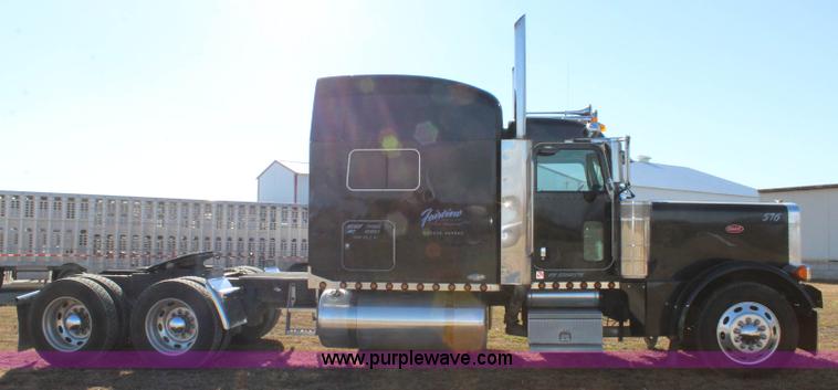 image for item L2397 2005 Peterbilt 379 semi truck
