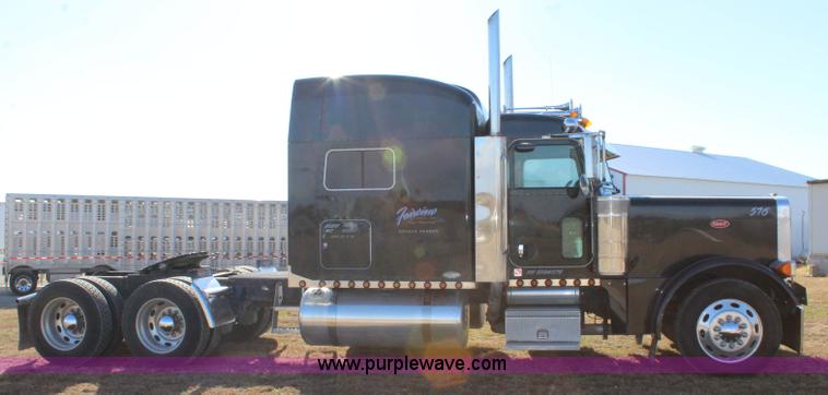 image for item L2397 2005 Peterbilt 379 semi truck
