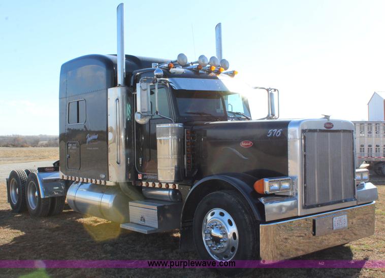 image for item L2397 2005 Peterbilt 379 semi truck
