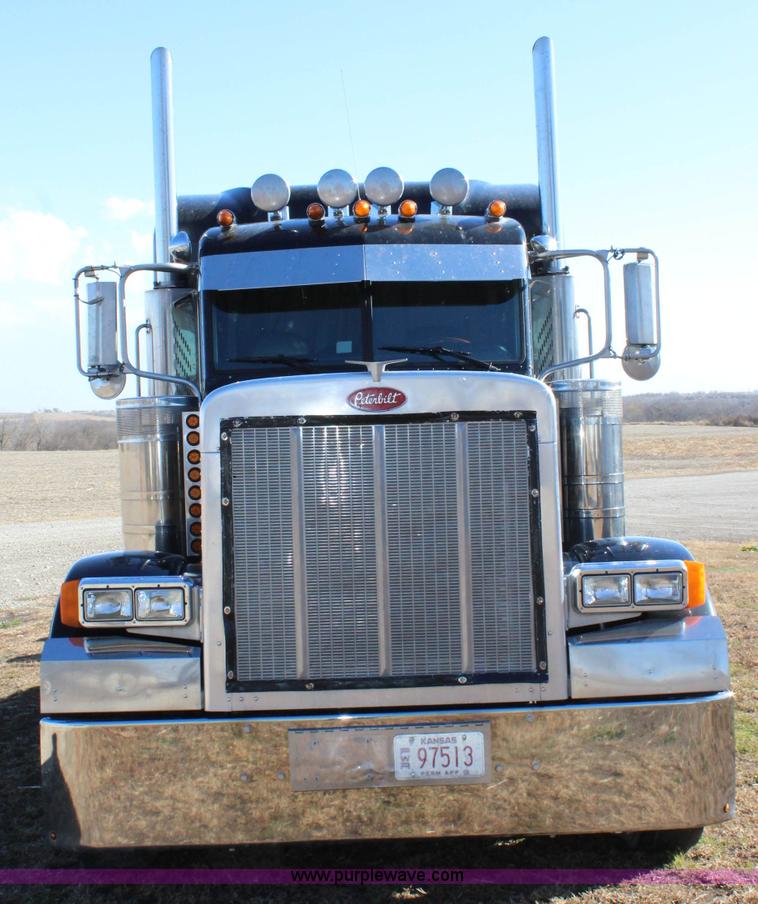 image for item L2397 2005 Peterbilt 379 semi truck
