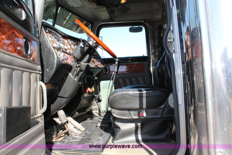 image for item L2397 2005 Peterbilt 379 semi truck