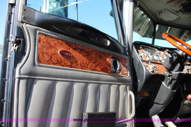 image for item L2397 2005 Peterbilt 379 semi truck