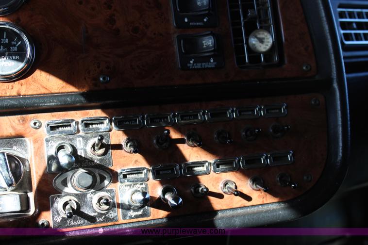 image for item L2397 2005 Peterbilt 379 semi truck