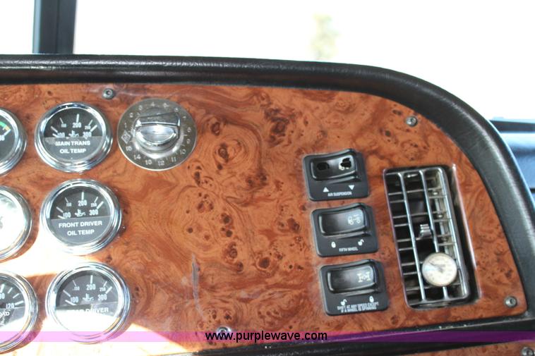 image for item L2397 2005 Peterbilt 379 semi truck