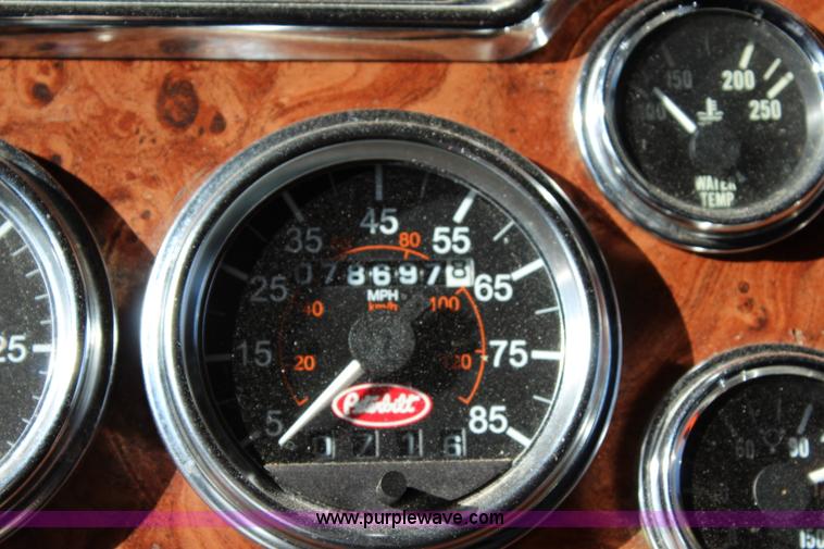 image for item L2397 2005 Peterbilt 379 semi truck