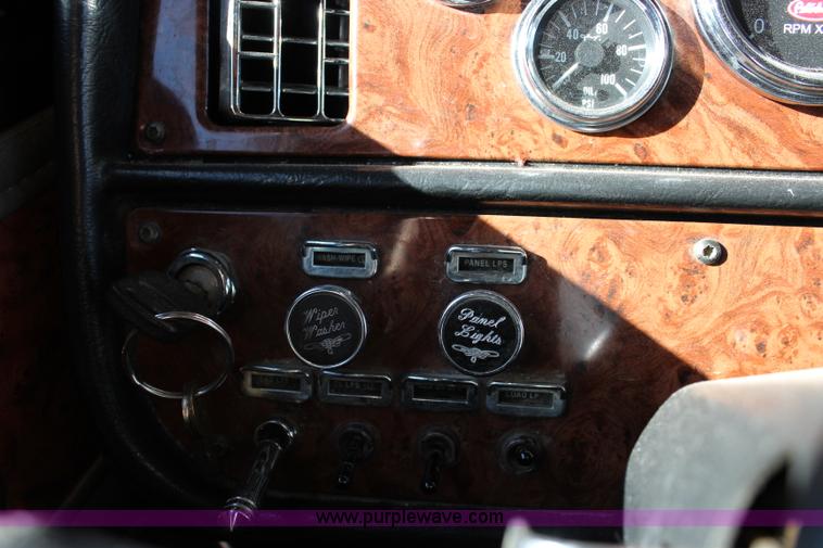 image for item L2397 2005 Peterbilt 379 semi truck