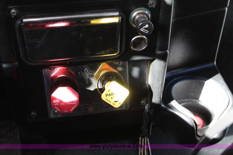 image for item L2397 2005 Peterbilt 379 semi truck