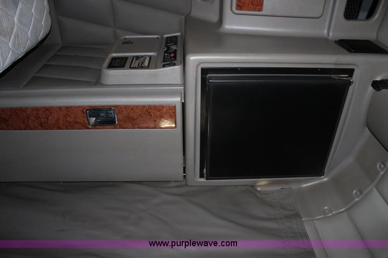 image for item L2397 2005 Peterbilt 379 semi truck