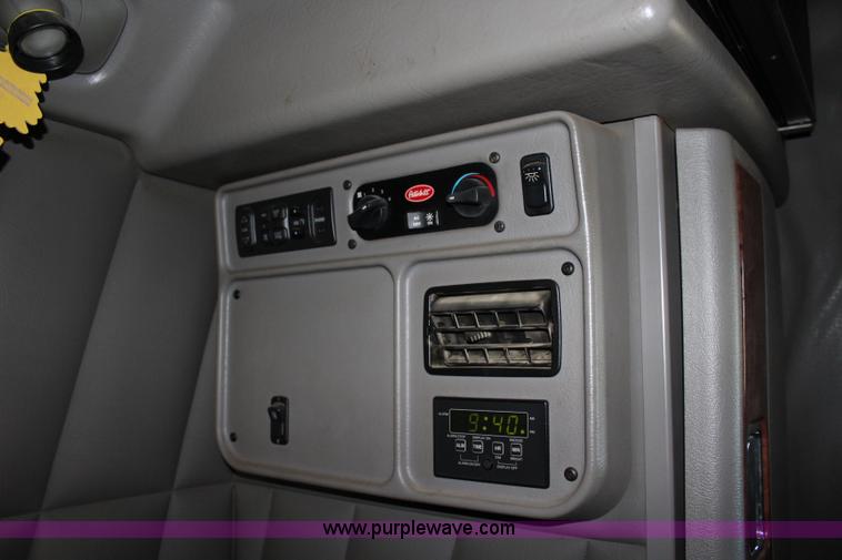 image for item L2397 2005 Peterbilt 379 semi truck