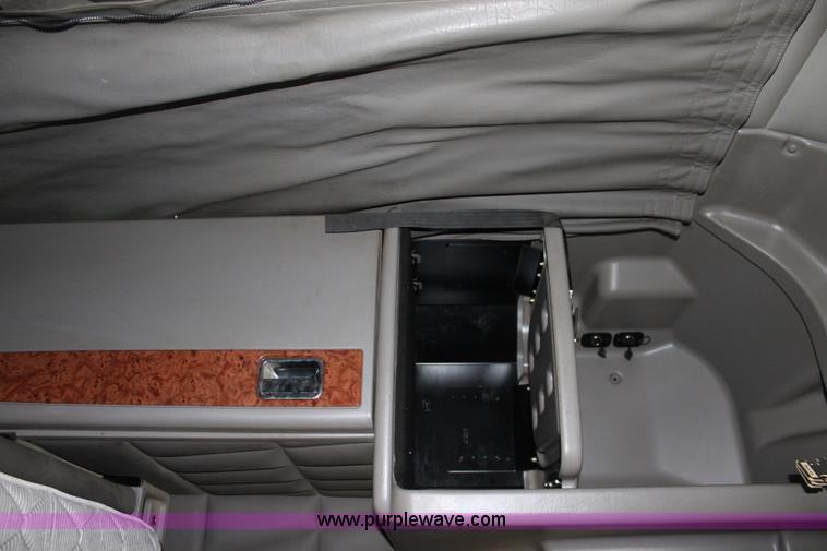 image for item L2397 2005 Peterbilt 379 semi truck