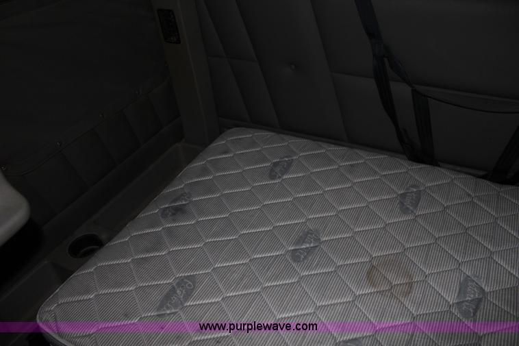 image for item L2397 2005 Peterbilt 379 semi truck