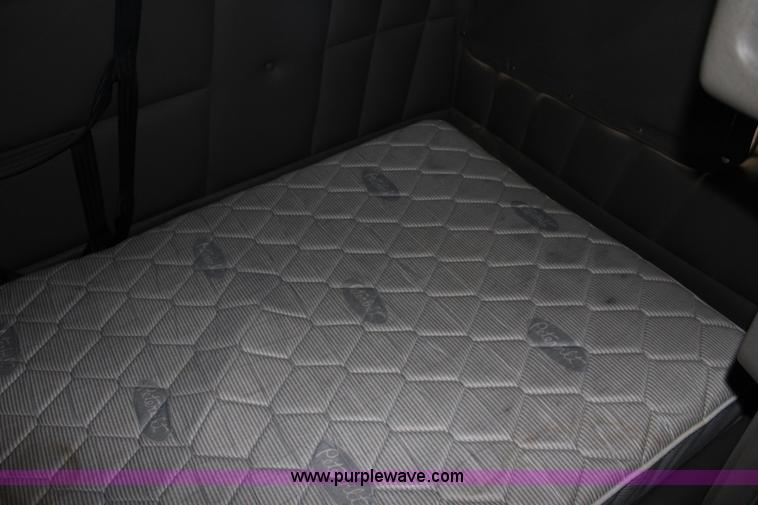 image for item L2397 2005 Peterbilt 379 semi truck