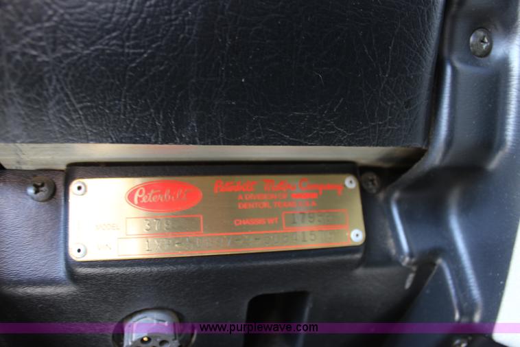 image for item L2397 2005 Peterbilt 379 semi truck