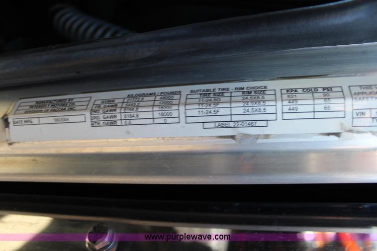 image for item L2397 2005 Peterbilt 379 semi truck