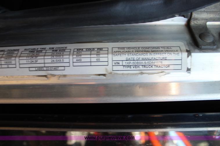 image for item L2397 2005 Peterbilt 379 semi truck