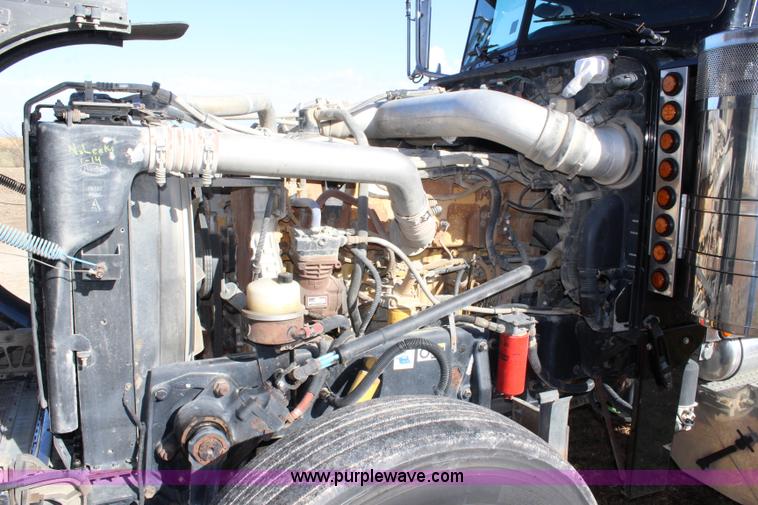 image for item L2397 2005 Peterbilt 379 semi truck