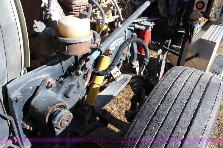 image for item L2397 2005 Peterbilt 379 semi truck