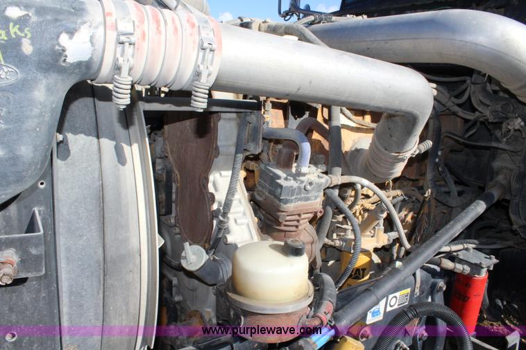 image for item L2397 2005 Peterbilt 379 semi truck