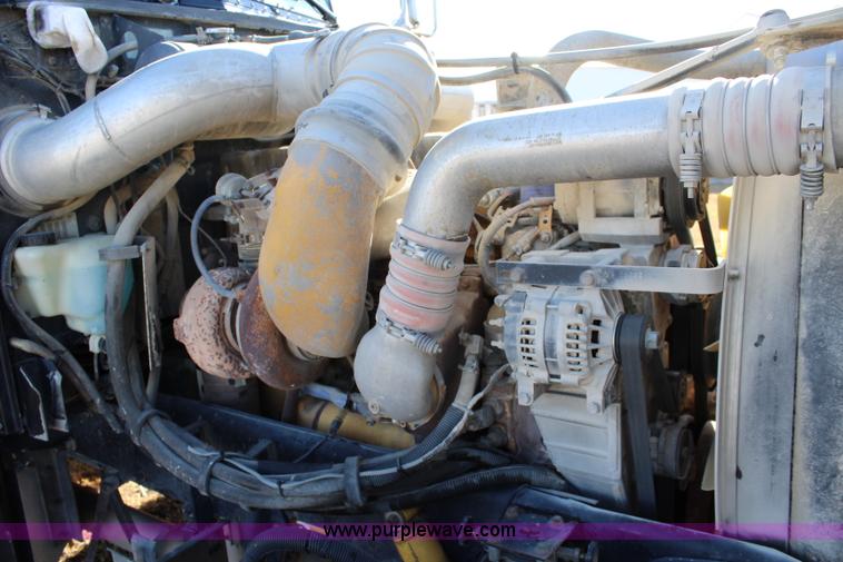 image for item L2397 2005 Peterbilt 379 semi truck