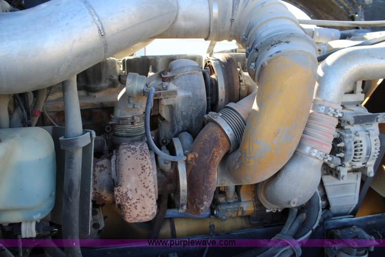 image for item L2397 2005 Peterbilt 379 semi truck