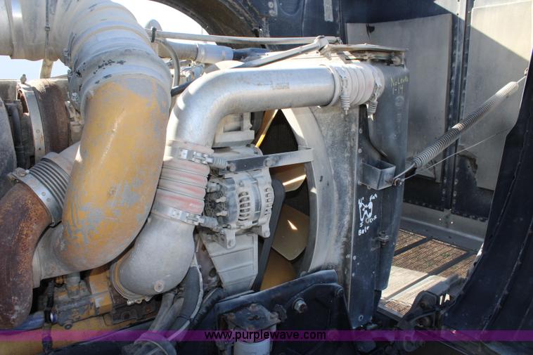 image for item L2397 2005 Peterbilt 379 semi truck