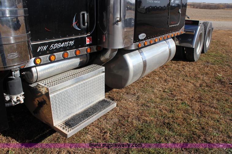 image for item L2397 2005 Peterbilt 379 semi truck