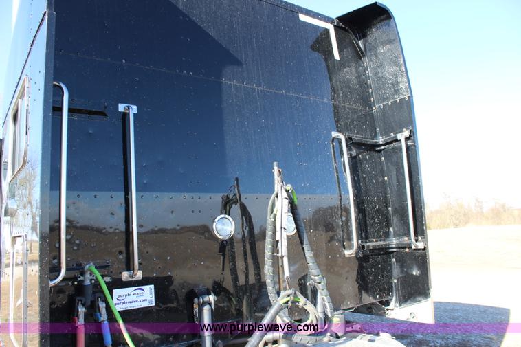 image for item L2397 2005 Peterbilt 379 semi truck