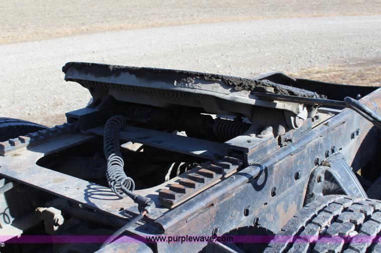 image for item L2397 2005 Peterbilt 379 semi truck